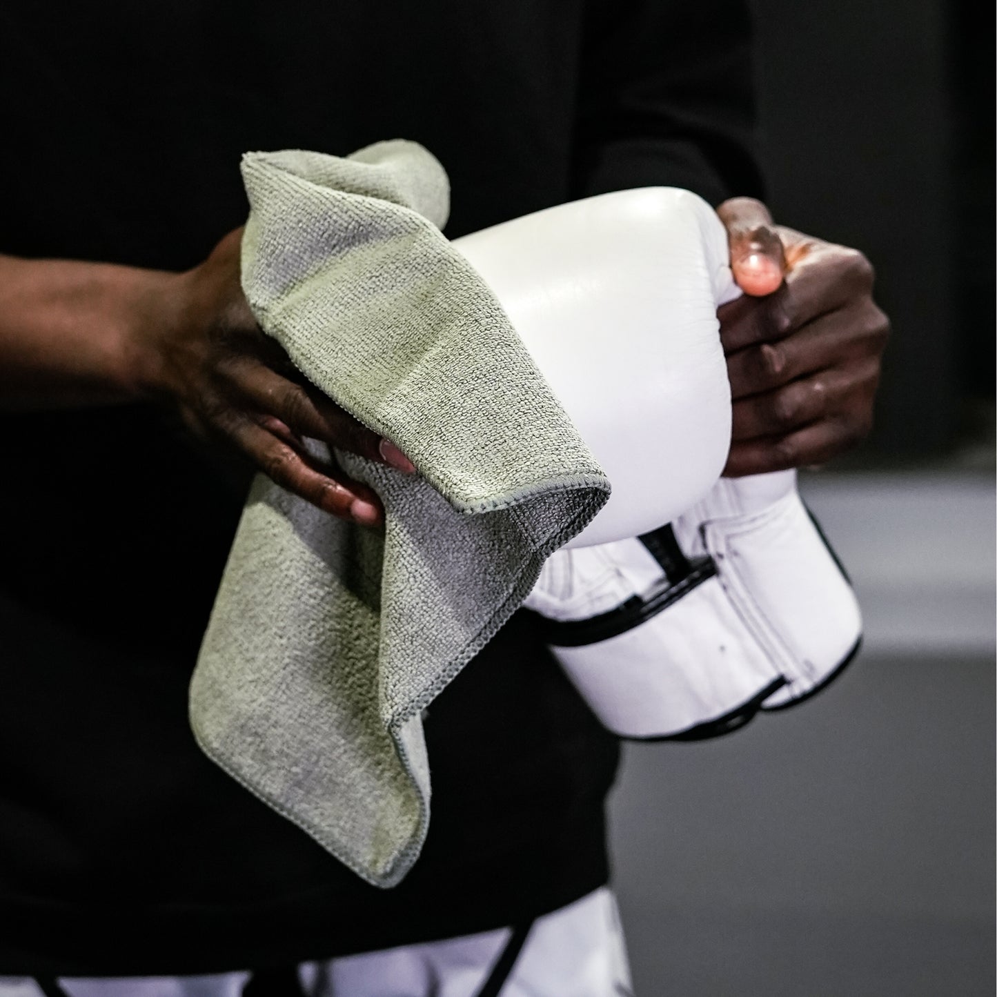 Cleaning boxing gloves with microfibre cloth for boxing gloves